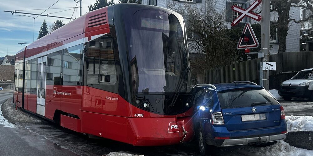 Der Personenwagen wurde nach der Kollision zwischen Zug und Metallmasten eingeklemmt. Verletzt wurde niemand.