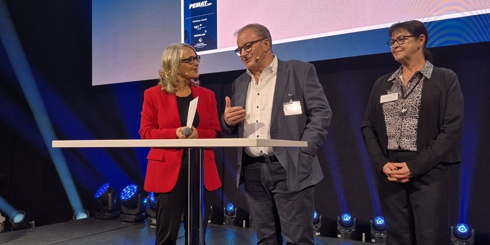 Moderatorin Sonja Hasler, PEMAT-Geschäftsführer Peter Mattle und Ehefrau