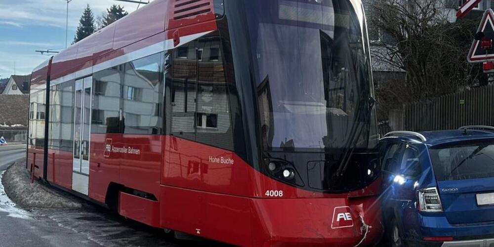 Der Zugführer blieb gemäss der Polizei unverletzt.