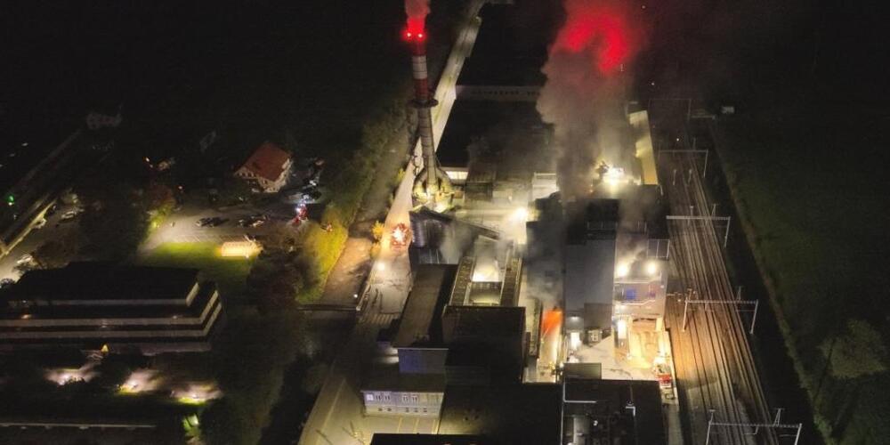 Das Auslaufen der extrem heissen Masse verursachte starken Rauch. (Archivbild)