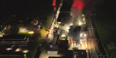 Das Auslaufen der extrem heissen Masse verursachte starken Rauch. (Archivbild)