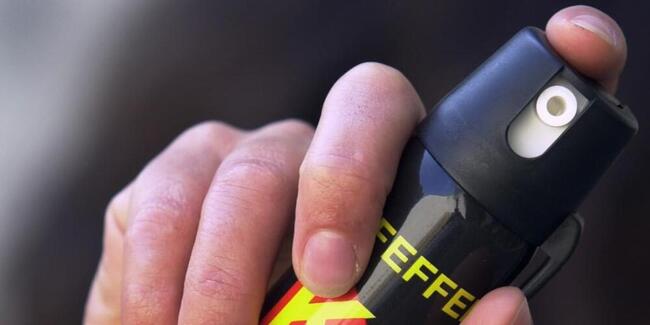 Eine Ladendiebin aus Eritrea sprühte in einem Kleidergeschäft in Wil SG einer Verkäuferin Pfefferspray ins Gesicht. (Symbolbild)