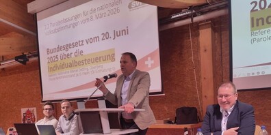 Nationalrat Marcel Dettling, Parteipräsident der SVP Schweiz, machte in seinem Referat auf die Gefahren und Risiken des neuen EU-Vertragspakets aufmerksam.