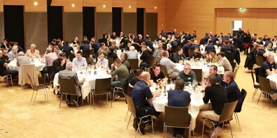 Zahlreiche Gäste und Feuerwehrangehörige fanden sich im Stadtsaal ein