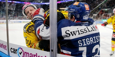 Kampf auf Biegen und Brechen: der Berner Joel Vermin (links) und Justin Sigrist von den ZSC Lions lassen die Fäuste sprechen.