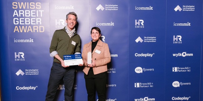 Nahmen die Auszeichnung mit Freude entgegen: Die Rütner Gemeindepräsidentin Yvonne Bürgin (rechts) und Gemeindeschreiber Thomas Ziltener.