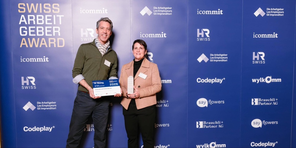 Nahmen die Auszeichnung mit Freude entgegen: Die Rütner Gemeindepräsidentin Yvonne Bürgin (rechts) und Gemeindeschreiber Thomas Ziltener.