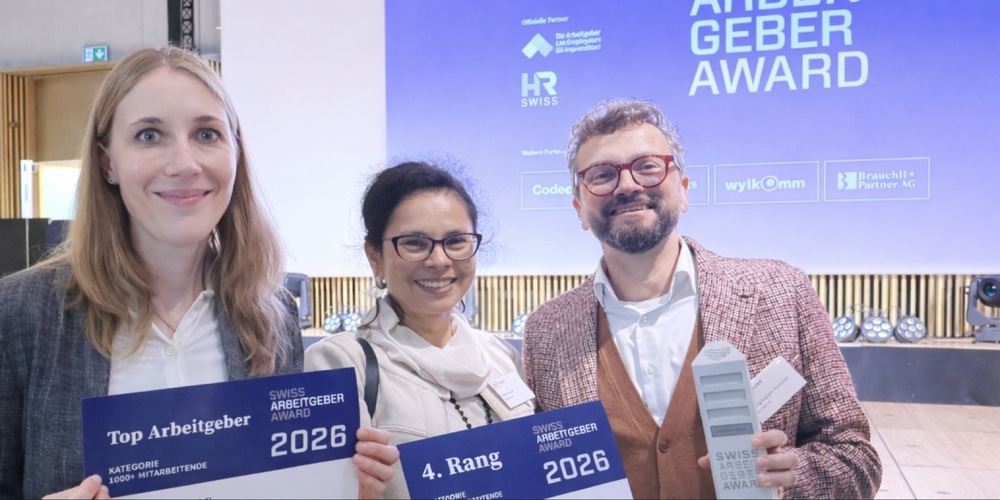 Freude bei den Gewinnern. GL-Mitglied Georg Englisch-Weinhofer (rechts), Madhura Judex, HR-Leiterin (Mitte) und Kollegin. 