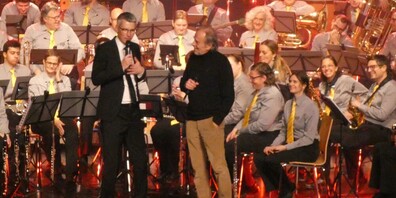 Der bekannte ehemalige SRF1-Radiomoderator Joschi Kühne (rechts) und Dirigent Andreas Koller beim Jahreskonzert des Musikvereins Herisau im Casinosaal.