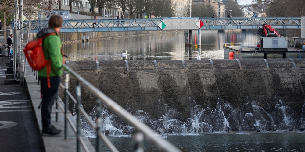 Den Passanten bietet sich am Lettenkanal derzeit ein ungewohntes Bild: Der Wasserspiegel ist deutlich gesunken.