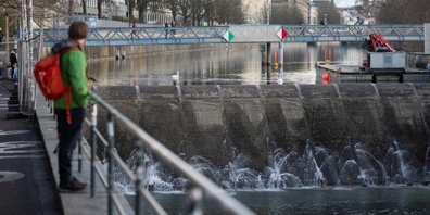 Den Passanten bietet sich am Lettenkanal derzeit ein ungewohntes Bild: Der Wasserspiegel ist deutlich gesunken.