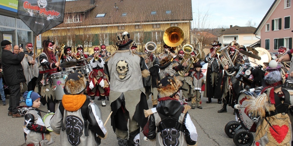Kleine und grosse Glunggephoniker sorgen gemeinsam auch dieses Jahr für Stimmung am Fasnachtsumzug. (Archivbild)