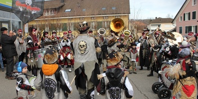 Kleine und grosse Glunggephoniker sorgen gemeinsam auch dieses Jahr für Stimmung am Fasnachtsumzug. (Archivbild)