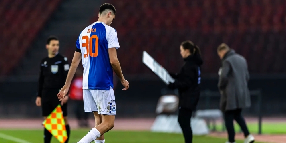 Ein Bild, das mehr sagt als tausend Worte: GC-Debütant Ismajl Beka schleicht nach der Roten Karte vom Platz.