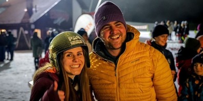 SRF Skiexperte Marc Berthod (rechts) und OK Präsidentin Katja Signer am FIS-Rennen 2025.