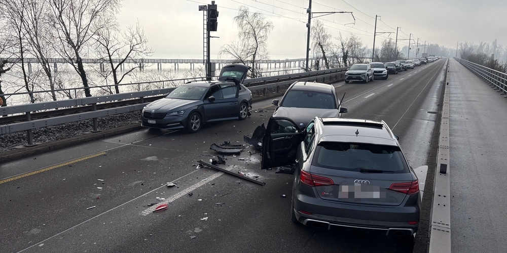 Der 39-jährige Lenker des mittleren Autos bemerkte das Abbremsen des Autos vor ihm zu spät und wich auf die Gegenspur aus – letztlich vergeblich.