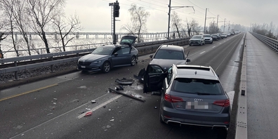 Der 39-jährige Lenker des mittleren Autos bemerkte das Abbremsen des Autos vor ihm zu spät und wich auf die Gegenspur aus – letztlich vergeblich.