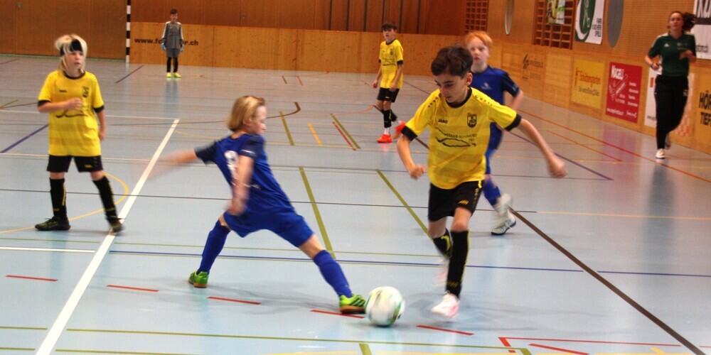 Zahlreiche Eltern, Angehörige und Fussballbegeisterte verfolgten die Spiele der Nachwuchsteams in der Sporthalle Hermoos.