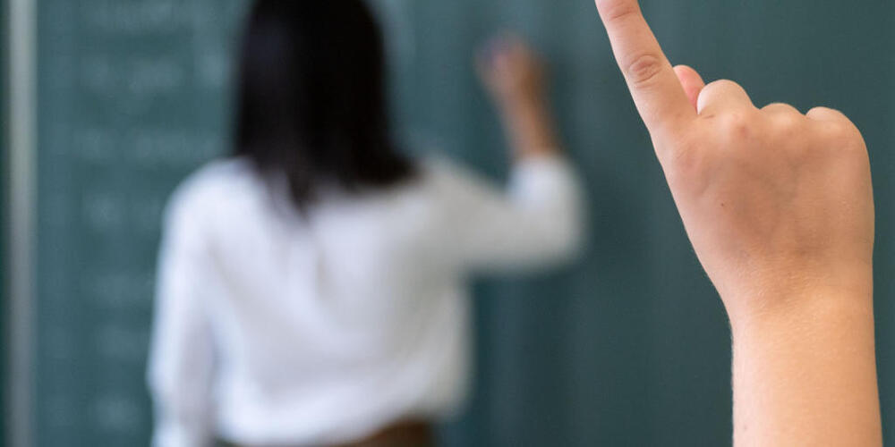 Der Zürcher Kantonsrat ist der Meinung, dass Lehrpersonen für die Arbeit neben dem Unterricht mehr Stunden erhalten sollen. (Symbolbild)