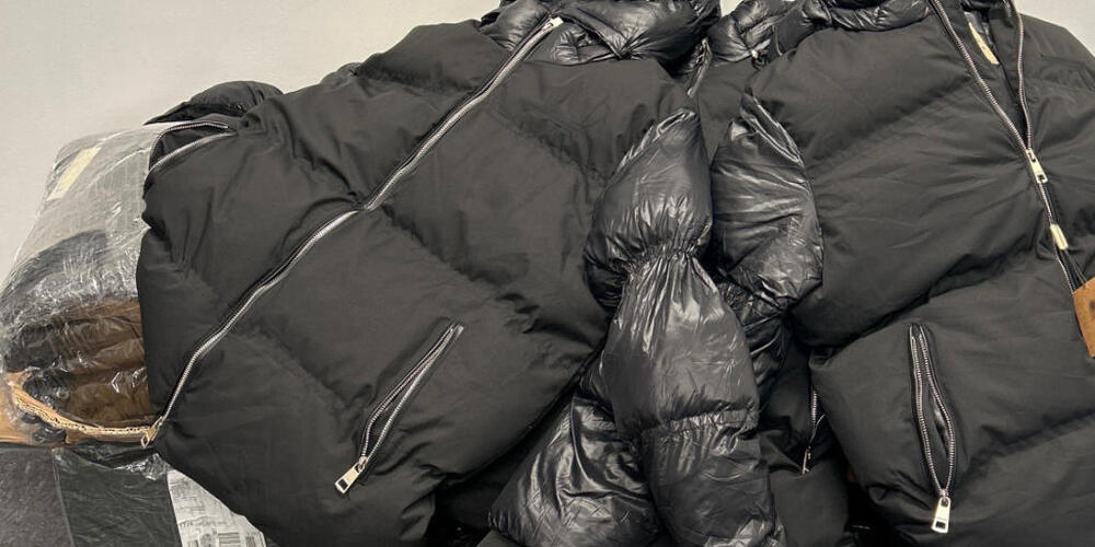 Deutsche Zöllner stellten in Konstanz rund 90 gefälschte Markenkleidungsstücke sicher.