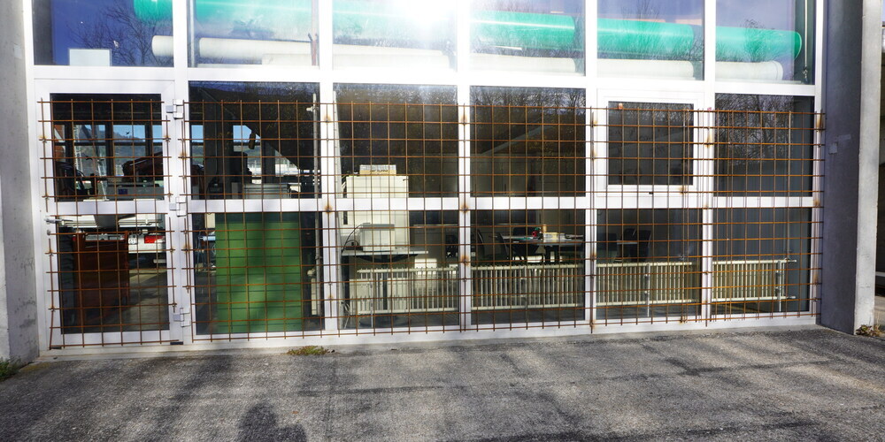 Mäx Hasler berichtet: Beim Werkhof neben dem Gefängnis kam es mehrfach zu Einbrüchen, inzwischen schützen Armierungsgitter die Fenster.