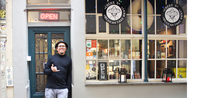 Cheke vor seinem Restaurant im Löwengässchen.