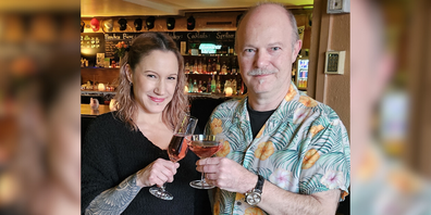 Maria Simic und Markus Köppel stossen auf eine erfolgreiche Fasnacht an.