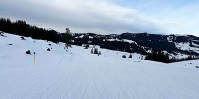 Nach einem Sturz auf einer Skipiste in Oberiberg flog die Rega einen Snowboarder in ein Spital. (Symbolbild)