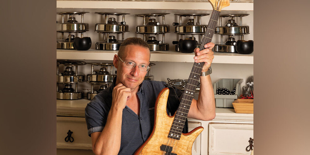 Groovig und schräg: Daniel Ziegler, komischer Bassist aus Ausserrhoden.