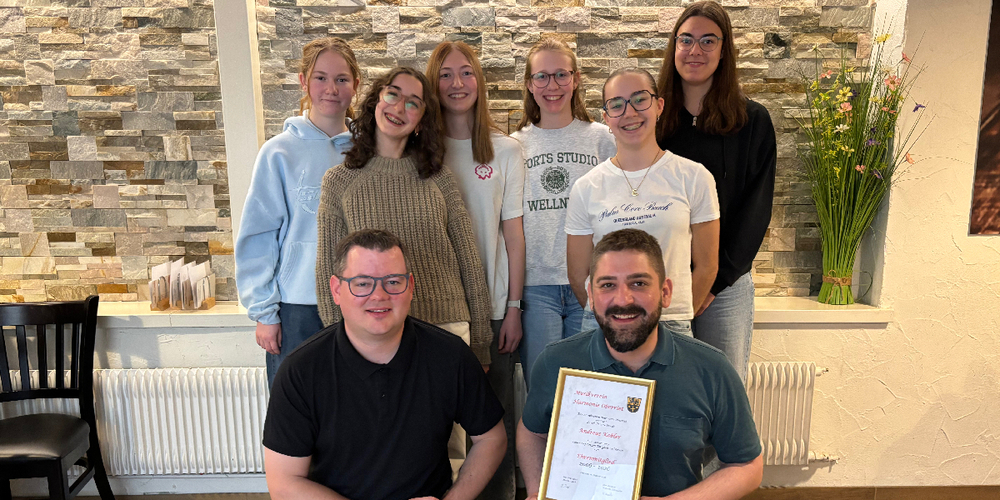 Der MVHO begrüsst sechs neue Mitglieder im Verein und ernennt ein neues Ehrenmitglied von links nach rechts stehend: Anina Thür, Alice Schneider, Valeria Zäch, Tina Imlig, Enja Lüchinger, Olivia Balmer. Von links nach rechts sitzend: Markus Zäch (Präsident), Andreas Kobler (Ehrenmitglied)