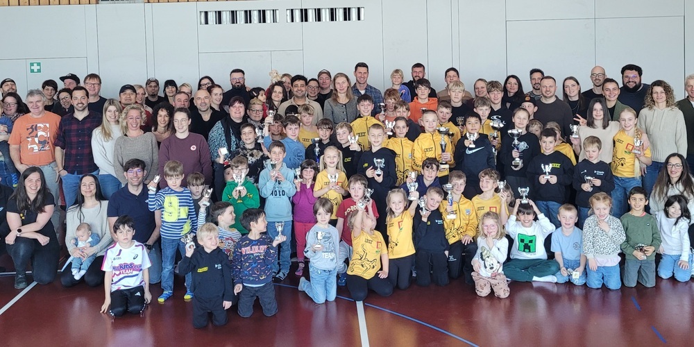 Imposante Aufstellung des RSK Nachwuchses mit deren Eltern.