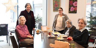 Die Jubilarinnen mit 100, respektive 105 Jahren nehmen im Restaurant Chez Grand Maman die Glückwünsche von Cornelia Kunz, in Vertretung des Stadtpräsidenten, und Thurvita-CEO Corinne Dähler entgegen.