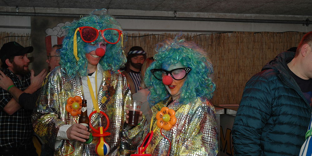 Allerlei Clowns trieben am kleinsten Maskenball ihren Schabernack. 