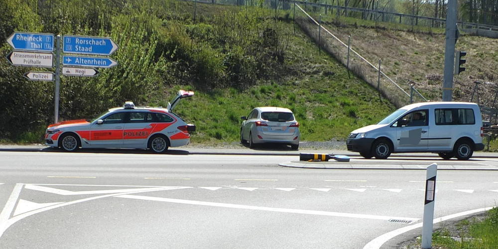 Der Unfallort in Thal mit der bereits umgemähten «Biene Maja»