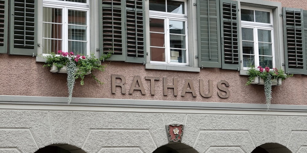 Aus dem Uzner Rathaus werden erfreuliche Zahlen zur Jahresrechnung 2025 gemeldet. (Archivbild)