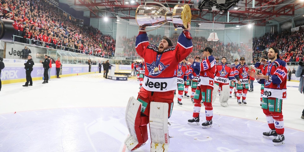 Einer der Höhepunkte: Lakers-Torhüter Melvin Nyffeler mit der Trophäe nach dem Cupsieg 2018. Ein paar Wochen später gelang der Aufstieg. (Archivbild)