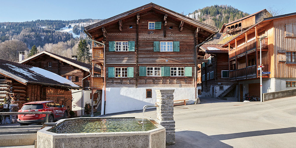 Das «Haus am Platz» in Jenaz.