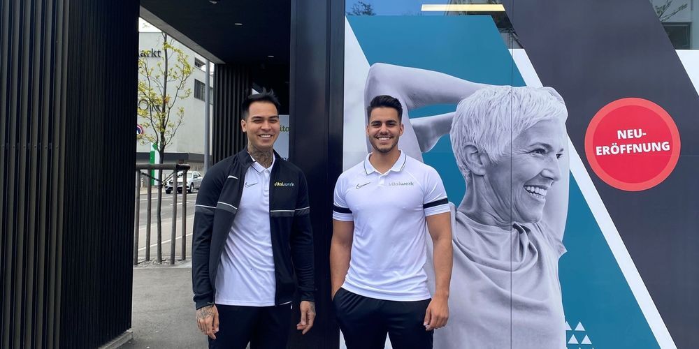 Sandro Spirig und Samir Weber, die beiden «Macher» von Vitalwerk, vor ihrem Gesundheitszentrum in Heerbrugg