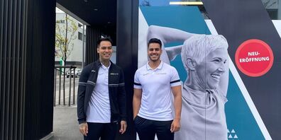 Sandro Spirig und Samir Weber, die beiden «Macher» von Vitalwerk, vor ihrem Gesundheitszentrum in Heerbrugg