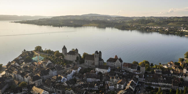 In Rapperswil-Jona soll für das Berufs- und Weiterbildungszentrum ein Neubau erstellt werden. Im Bild die Altstadt. (Archivbild)