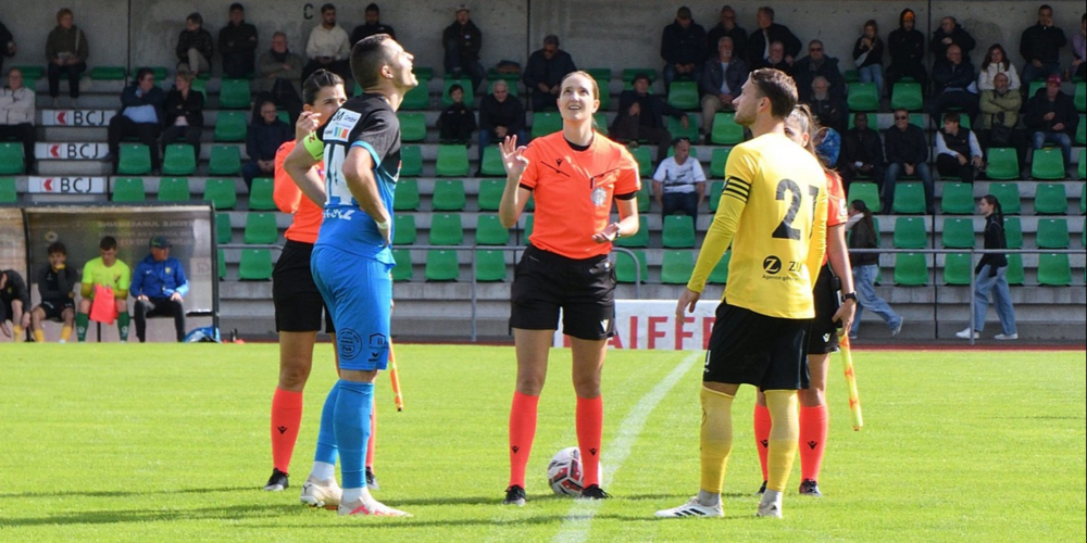 Der FCRJ erobert die Fussballwelt: Nadine Reichmuth von FC Rapperswil-Jona (m.) ist nun auch Schiedsrichterin bei der FIFA.