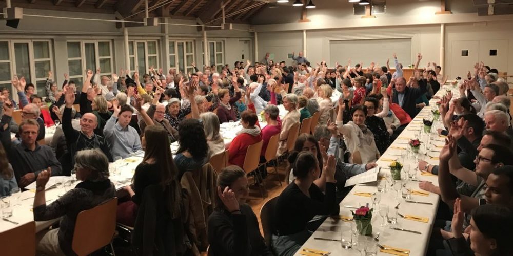 In der Rheinauhalle und im Rheinausaal könnten unter Einhaltung des Schutzkonzeptes 350 Stimmberechtigte empfangen werden. (Symbolbild)