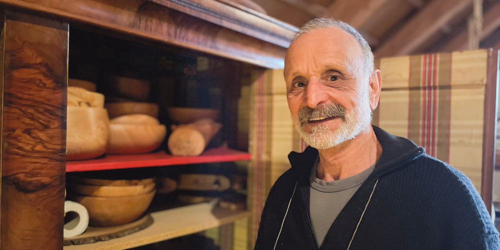 Der pensionierte Förster Walter Ackermann hat schon Hunderte Schalen gedrechselt. «Für mich ist es wie Meditation. Jedes Holz riecht wieder anders.»