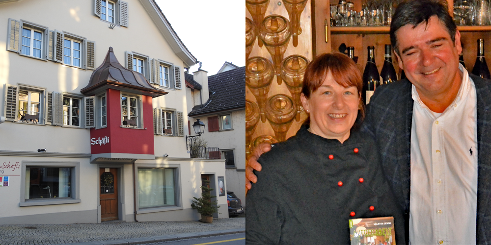 Grosse Auszeichnung als Beiz des Jahres 2020 für das Schäfli in Uznach: Gastgeberin und Köchin Tanja Büsser mit Gastroautor Martin Jenni aus dem Jura.