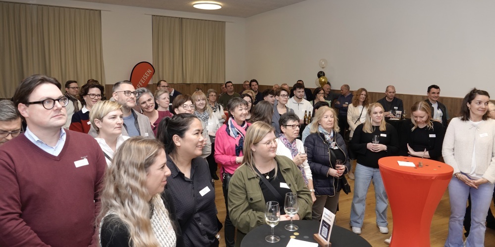 Ein zahlreiches und fröhliches Wiedersehen ehemaliger Mitarbeitenden gab es zum 125-Jahr Jubiläum der Raiffeisenbank Benken. 