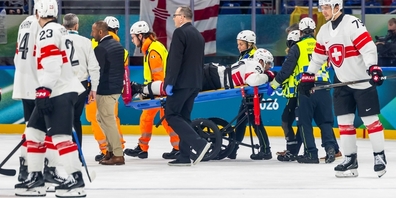 Wird vom Eis abtransportiert: Kevin Fiala erleidet in der Schlussphase eine schwere Unterschenkelverletzung.