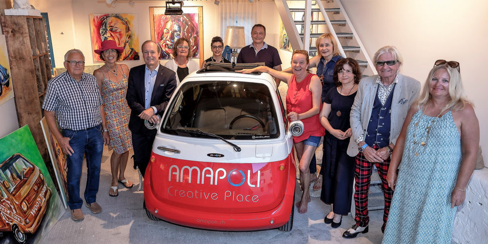 Bereit für die Ausstellung: 10 von 12 Kunstschaffenden und der Repräsentant der Gemeinde Gossau ZH, Jörg Kündig. 