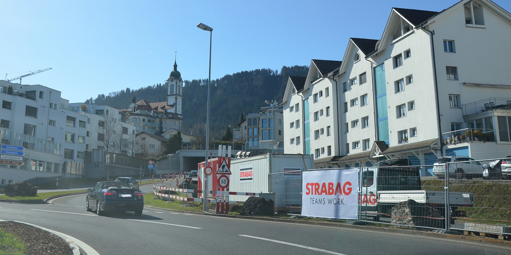Schleich- oder Einkaufsverkehr? Die Einfahrt rechts weg nach Schindellegi ist zurzeit nicht mehr mit einem allgemeinen Fahrverbot bei erlaubtem Zubringerdienst belegt. Das könnte sich aber wieder ändern. Der Bypass im Kreisel bleibt noch lange geschlossen.