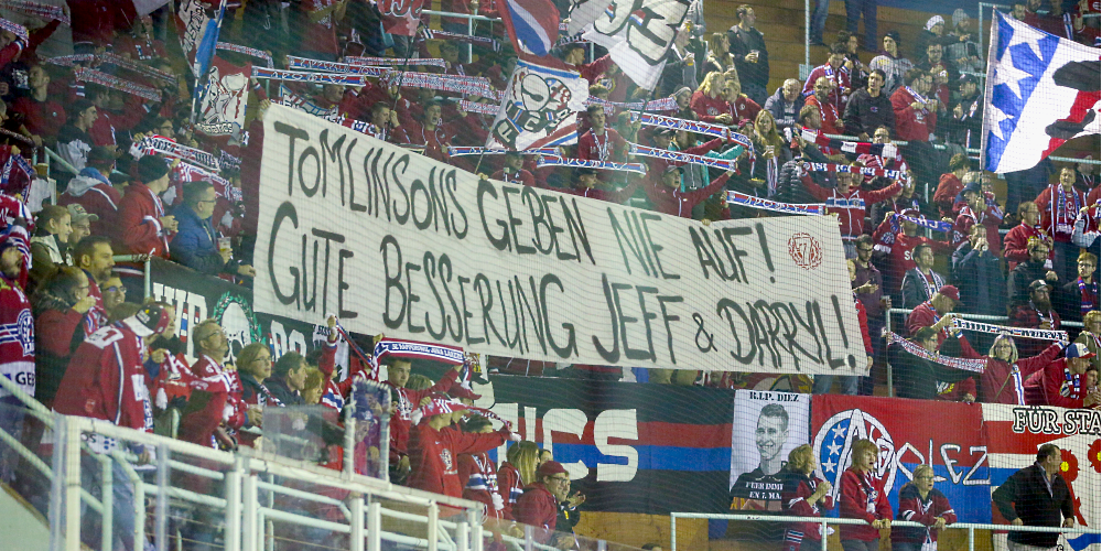 Lakers-Lausanne Die Fans wuenschen Trainer Jeff Tomlinson und dessen Bruder alles Gute nach seiner Nieren Operation. Fotos: Tom Oswald.