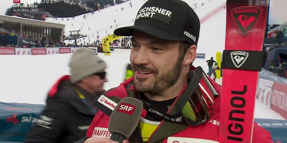 Komplettiert seinen Medaillensatz an den Winterspielen in Bormio: Loïc Meillard hat gut lachen.